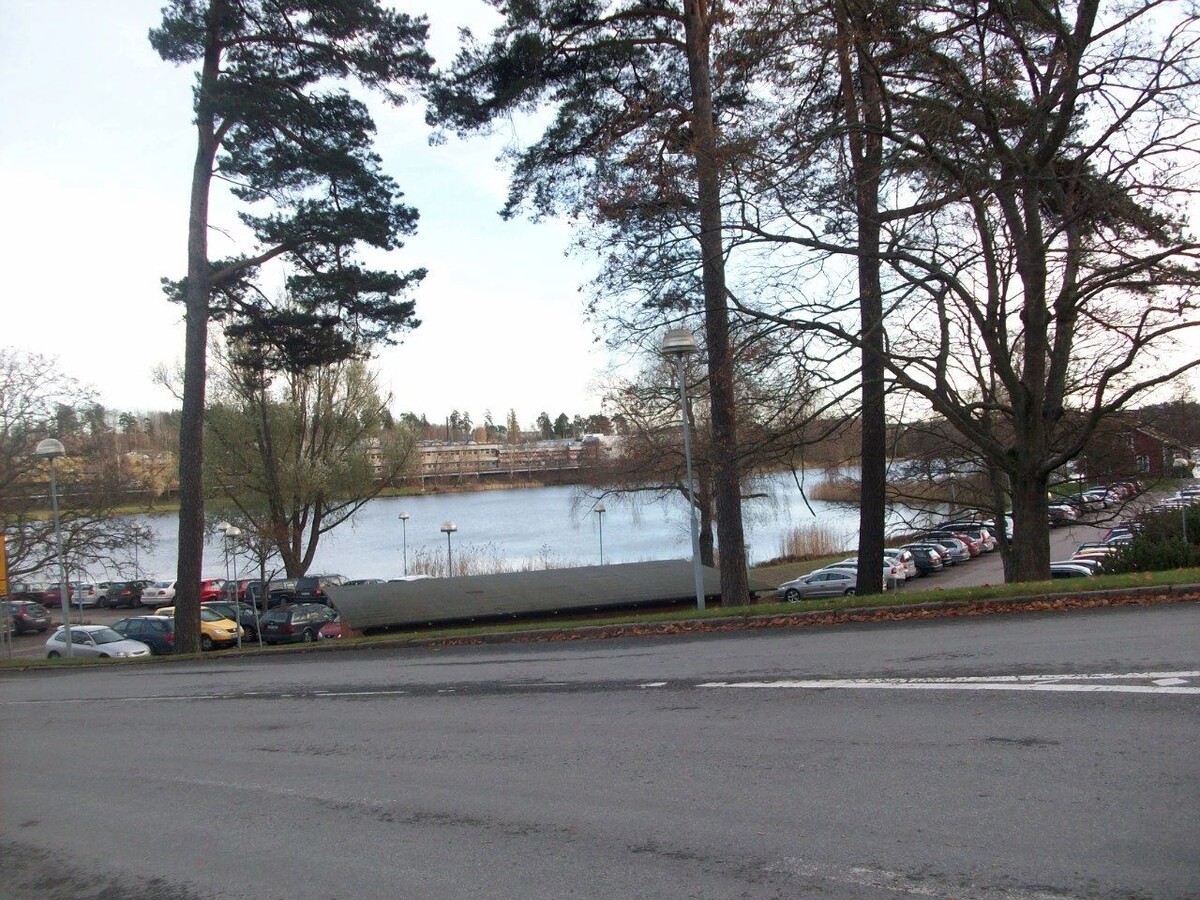 Вид на озеро возле офиса фирмы Скания и музея 