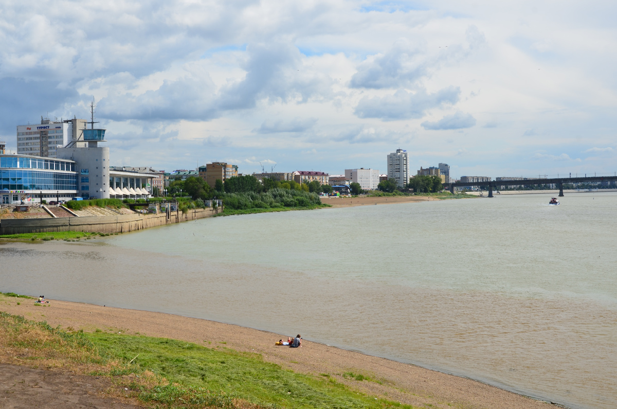 Город на двух реках. Я видела в интернете фотку границы Тихого и Атлантического океанов, где вода почему-то не смешивается, и четко виден водораздел. Но зачем плыть так далеко. У Омска сливаются Омь и Иртыш, и водораздел тоже крут. Не знаю только, это такие загрязнения или просто илистое дно у Оми