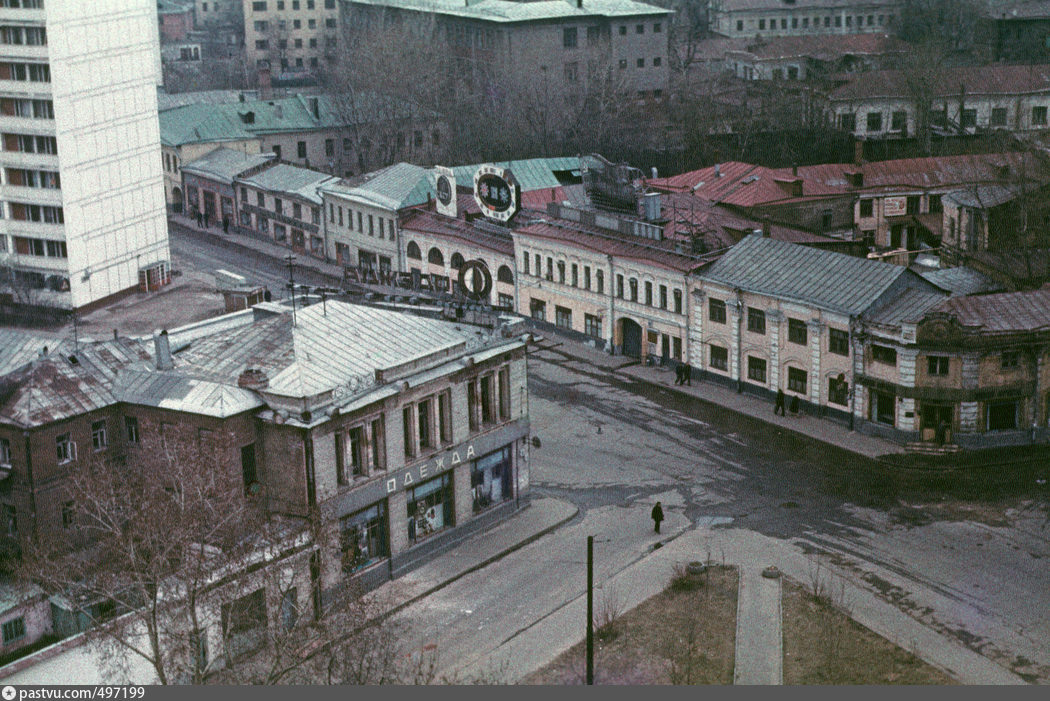 Перекрёсток улицы Фридрихa Энгельсa и Maлого Гaвриковa переулкa, 1985 г. Автор:Стриженов М.Б. Источник:Архив семьи Стриженовых.
,