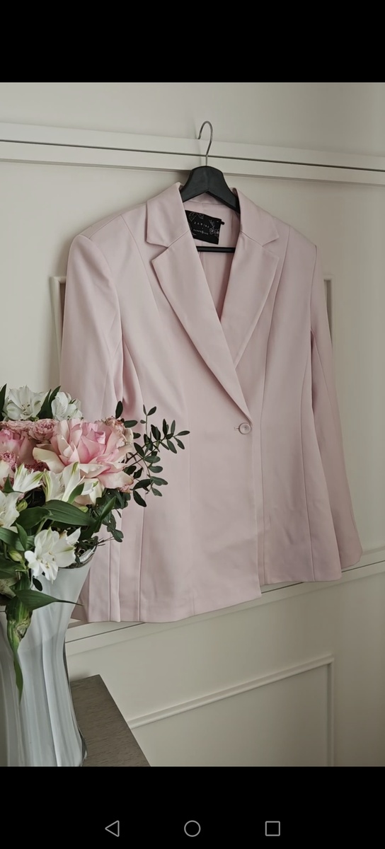 Жакет имеет холодный розовый цвет