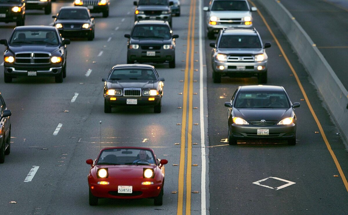 Автомобили на дороге