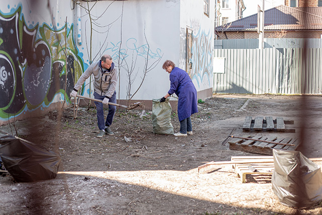 «Вся Тверь» гребет на субботнике. Город становится чище