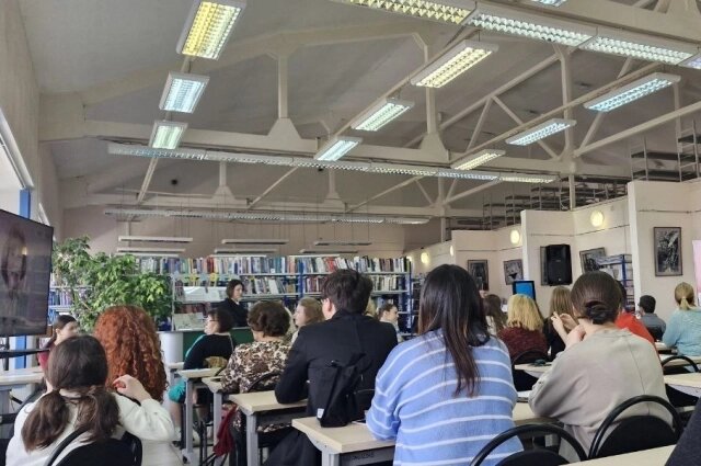    В библиотеке железнодорожного университета людей собралось много. Фото: АиФ-Иркутск/ Анастасия Козырева