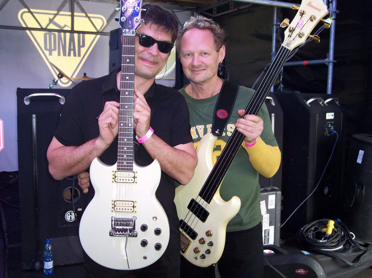 Группа "КИНО" - Юрий Каспарян со своей Yamaha SG200 и Александр Титов с Ibanez Musician PW940