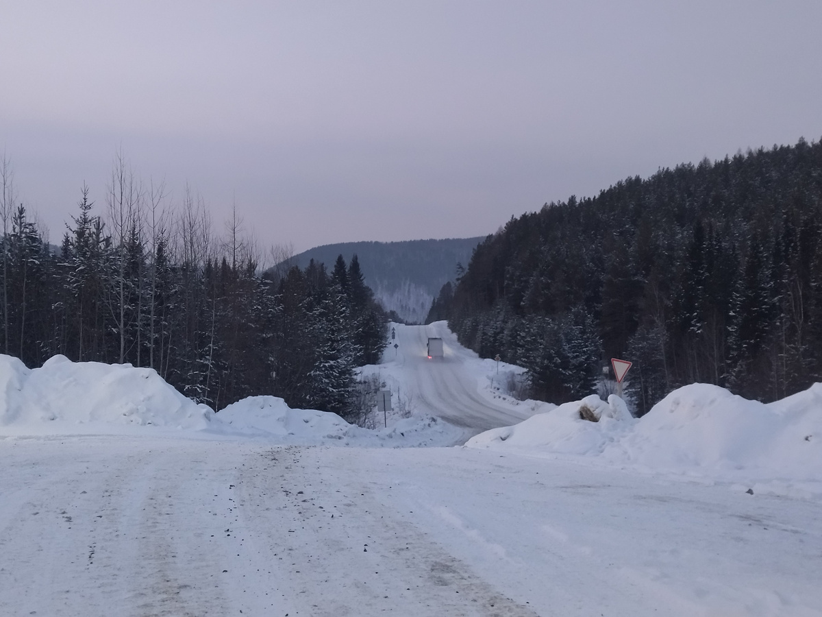 До Северо Енисейска круглогодичная дорога.