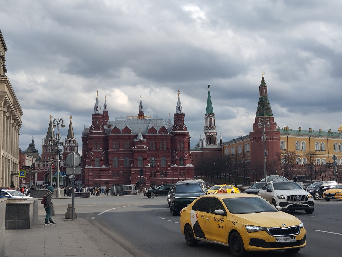 Низкое небо московского апреля