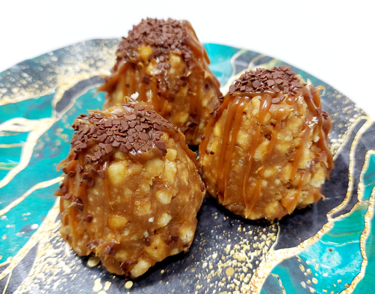 Размер сладких "муравейников" может быть разным: можно сделать как один большой торт-"муравейник", так и много небольших пирожных.