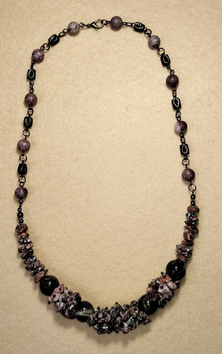 Крупные бусины цветочной яшмы выбраны самые простые, без выделяющегося рисунка