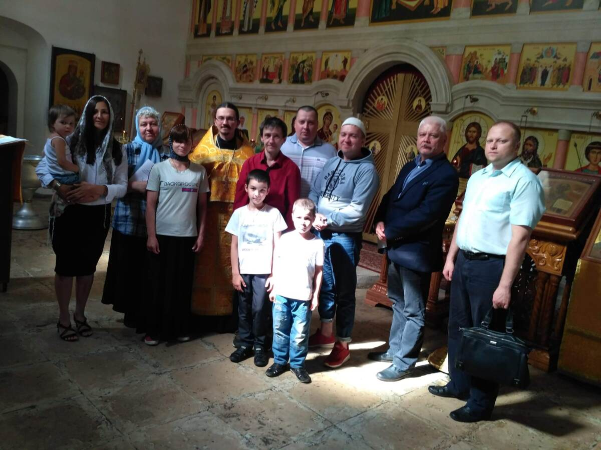 Погибший Сафиулин в центре рядос батюшкой, которого искал убийца. Фото: соцсети.