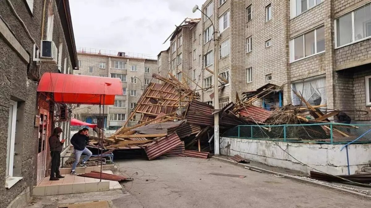 В Красноярске бушующая стихия нанесла значительный ущерб. Источник: РЕН ТВ