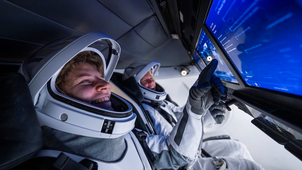 Рабеа Рогге и Эрик Филипс на борту корабля Dragon Crew. Фото: SpaceX