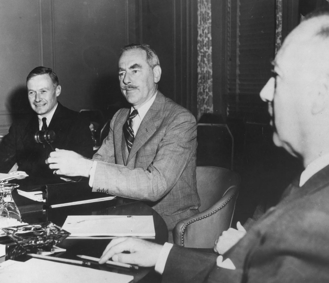 Организация Североатлантического договора. Госсекретарь США Дин Ачесон (в центре) объявляет о созыве заседания Организации Североатлантического договора (НАТО) 15 сентября 1950 года.