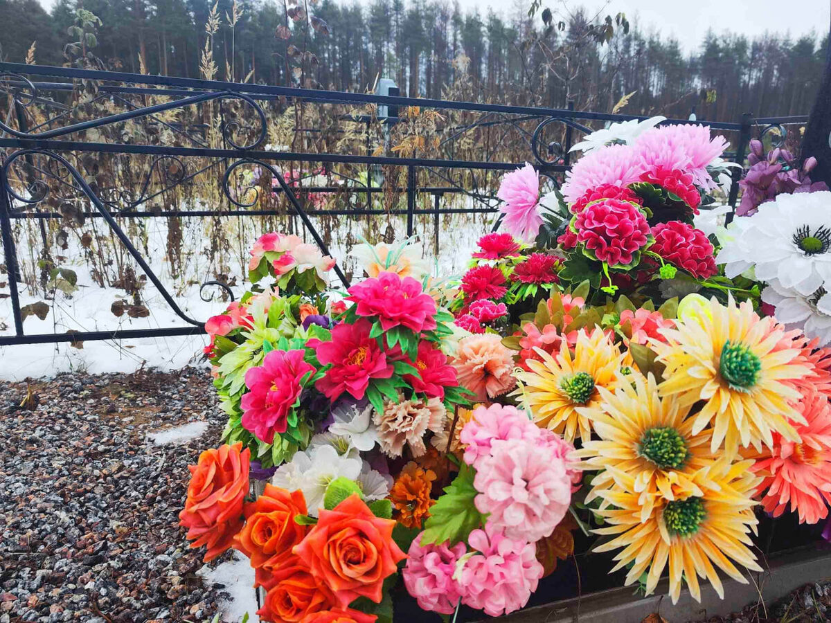 Руководство кладбище 5 апреля начало работы по очистке трубы.  Фото: Фото: ФедералПресс / Ксения Кобалия