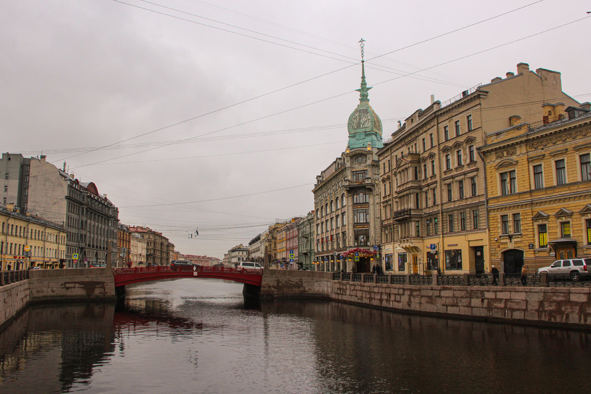 Жили мы как раз у Красного моста