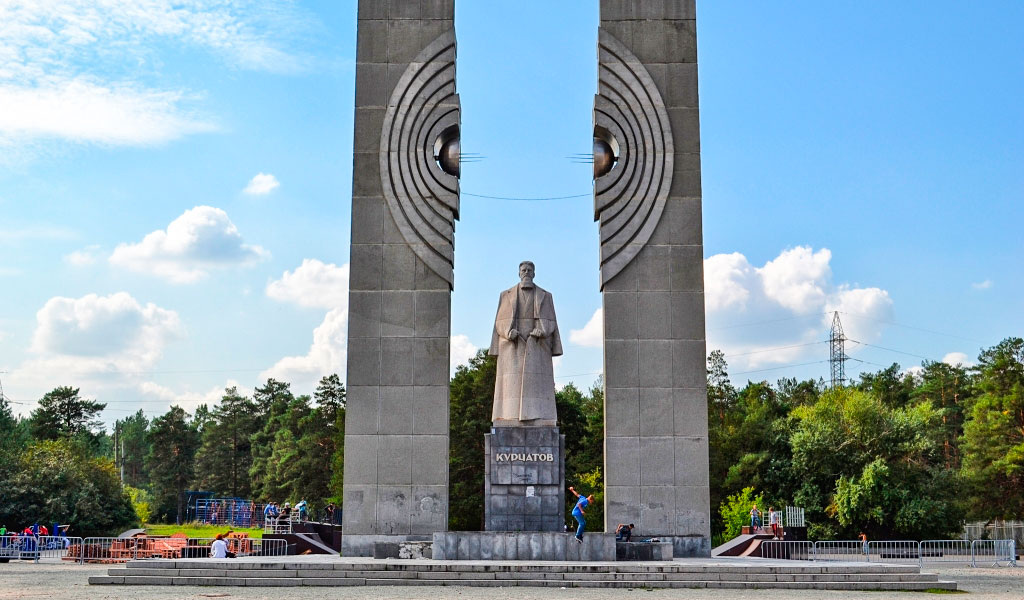 Памятник Игорю Васильевичу Курчатову, рядом с учебным корпусов "ракетного колледжа" (фото из открытых источников). Когда я учился, памятника еще не было. Но была тропинка в парк, по которой можно было после уроков добраться до реки.