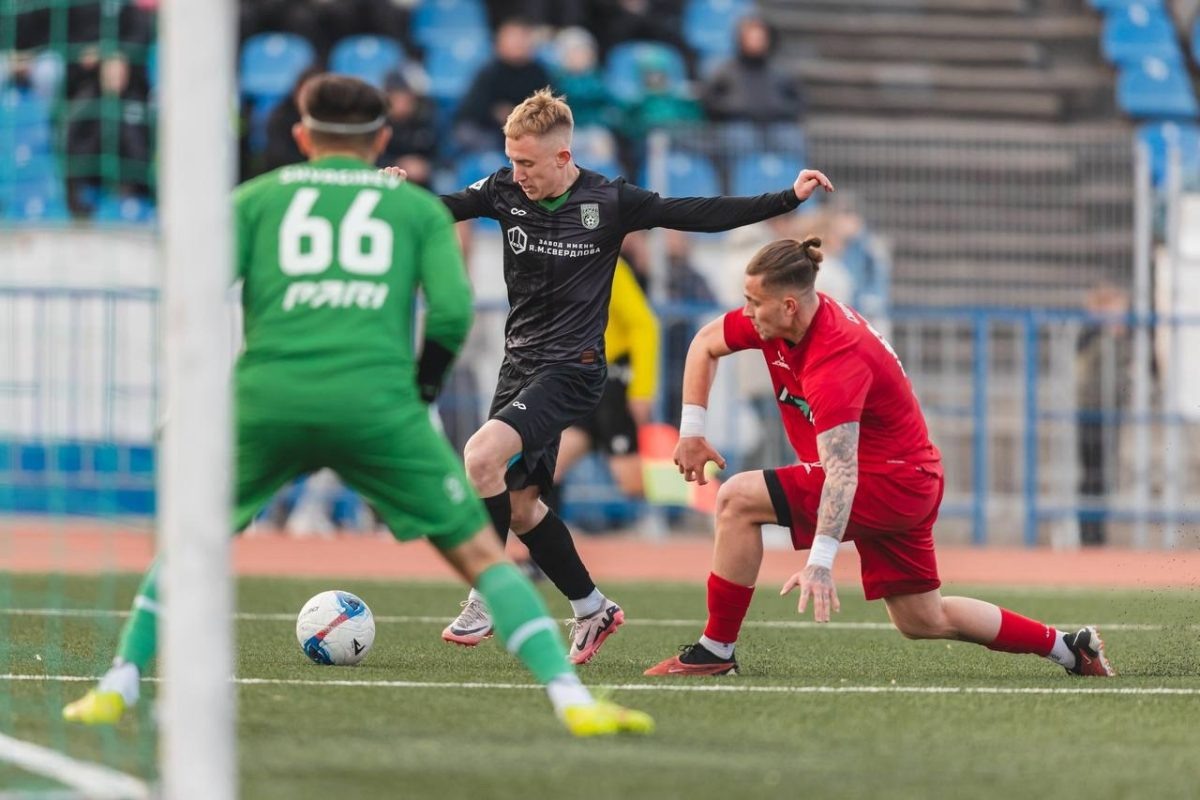    Министр спорта Нижегородской области Дмитрий Кабайло похвалил болельщиков, заполнивших трибуны дзержинского стадиона