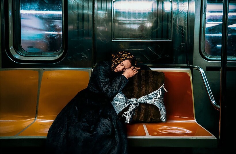    Художница представила, как иммигранты 1900 годов приезжают в современный Нью-Йорк