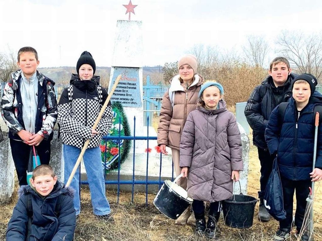 Первомайские ребята у обелиска героям-комсомольцам