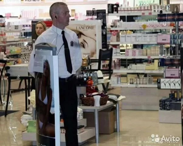 Охранник в крупном магазине. Одет так же,как и я ,когда пробовал там поработать.