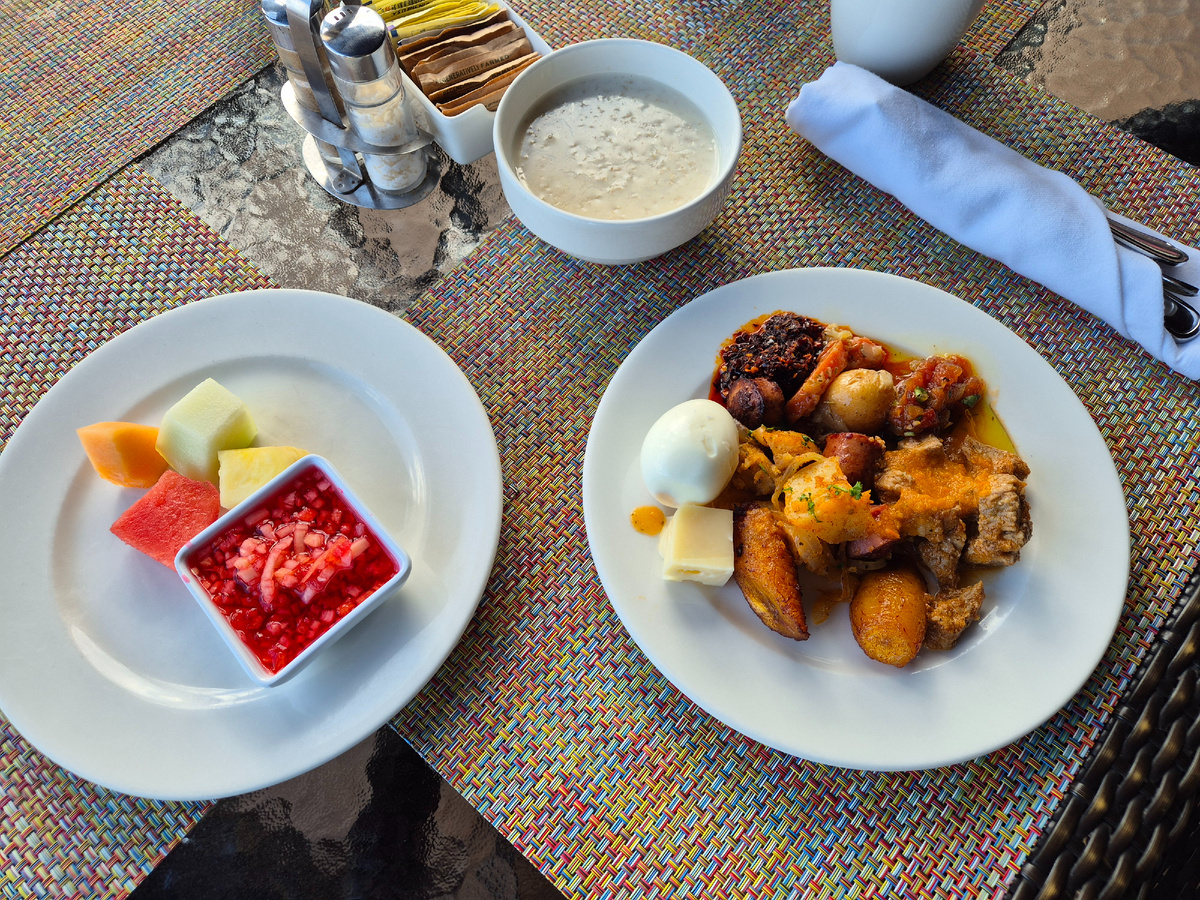 завтраки уже привычные, отель Симпсон бэй,  Синт-Мартен 