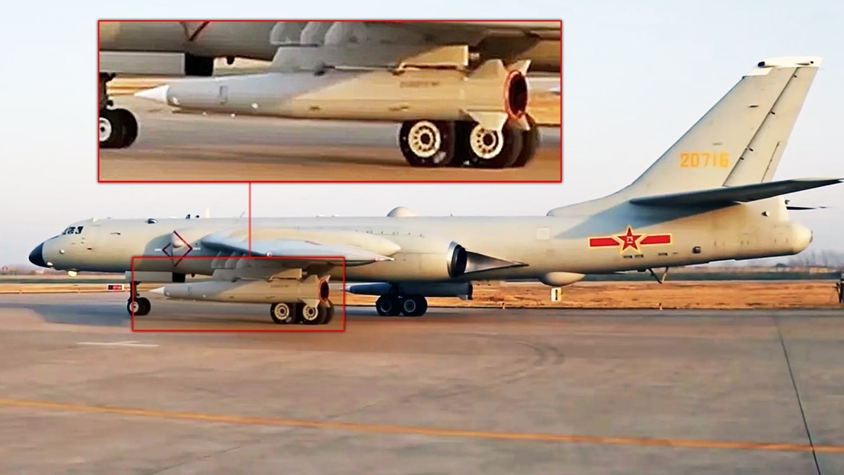 Дебют китайского бомбардировщика H-6K с новейшими гиперзвуковыми баллистическими ракетами KD-21. Фото: Соцсети КНР
