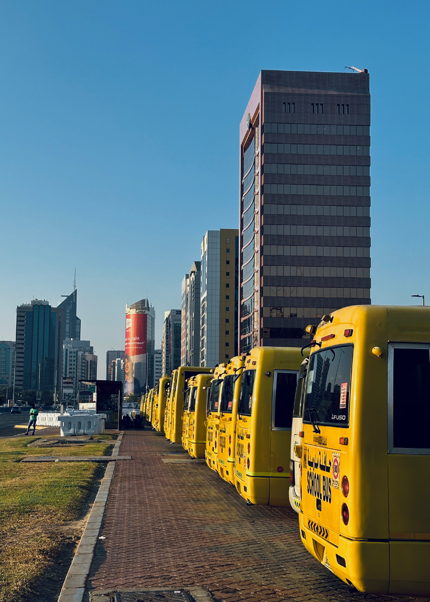 Малая часть автобусов у одной из школ Абу-Даби, которые ожидают детей