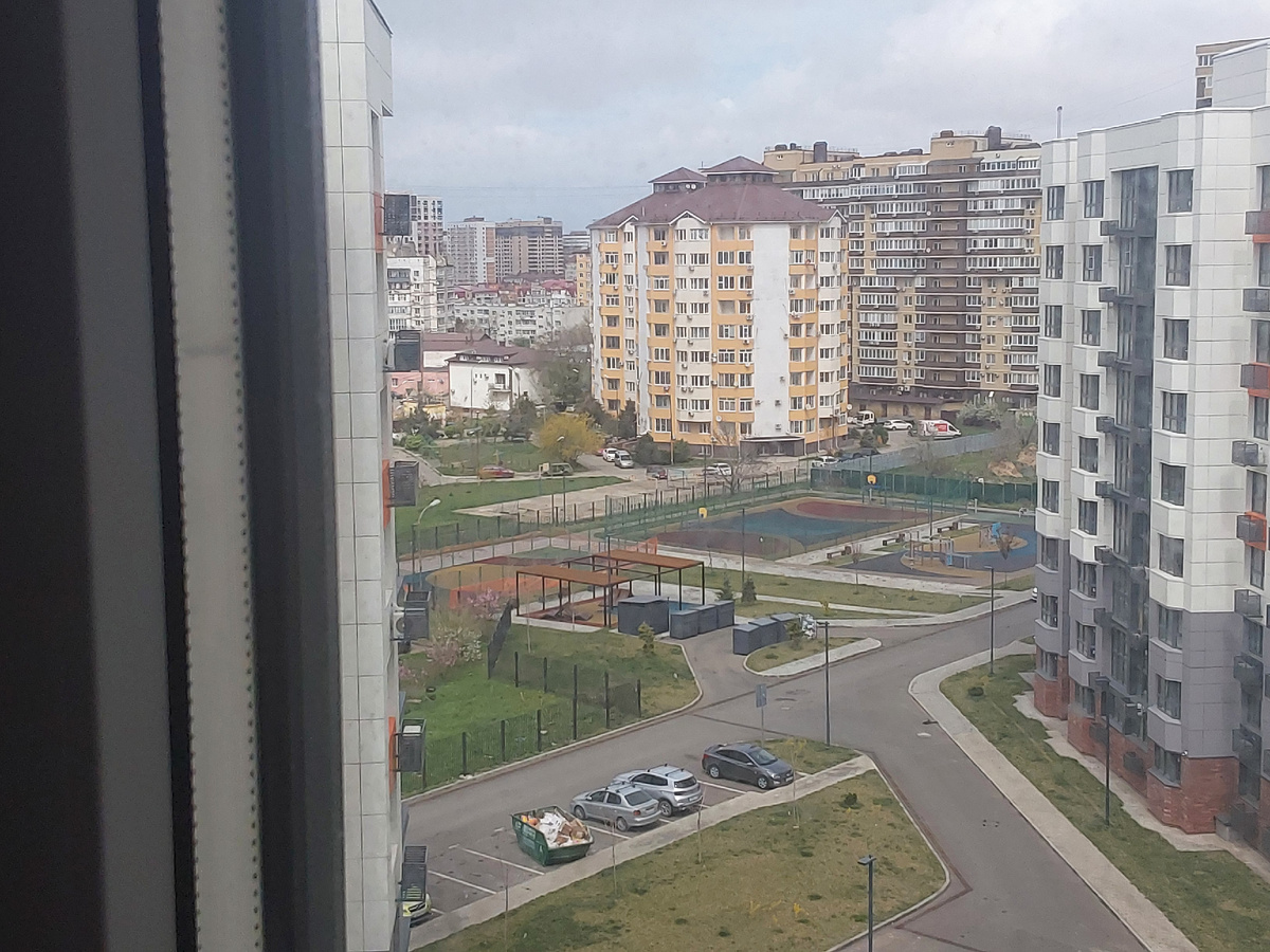 Баки серые. А на видном месте открытый - это для габаритного мусора. Для тех, кто делает ремонт 