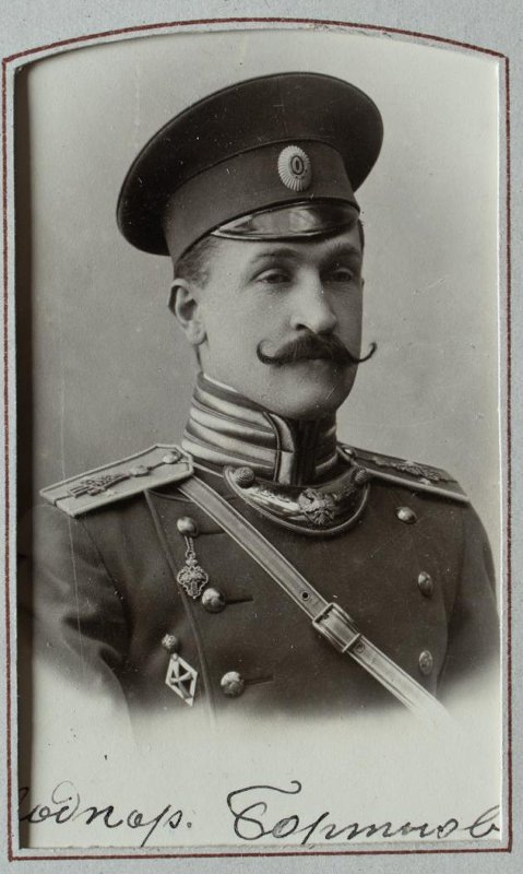 Подпоручик 12-го гренадерского Астраханского Императора Александра III полка Бортновский Чеслав Феликсович (26.04.1877 - ?). Из альбома «Альбом 12-го гренадерского Астраханского Его Величества полка. Том II». https://catalog.shm.ru/entity/OBJECT/5774103?page=13&query=12-й%20гренадерский%20Астраханский%20полк&index=649 Правда, там на сайте Государственного исторического музея, вероятно, допущена ошибка, так как там указан: Бортновский Франц Феликсович - подпоручик. Ателье "Рембрандт" 1900-е гг. Но в полковых списках 12-го гренадерского Астраханского Императора Александра III полка числился Бортновский Чеслав Феликсович.