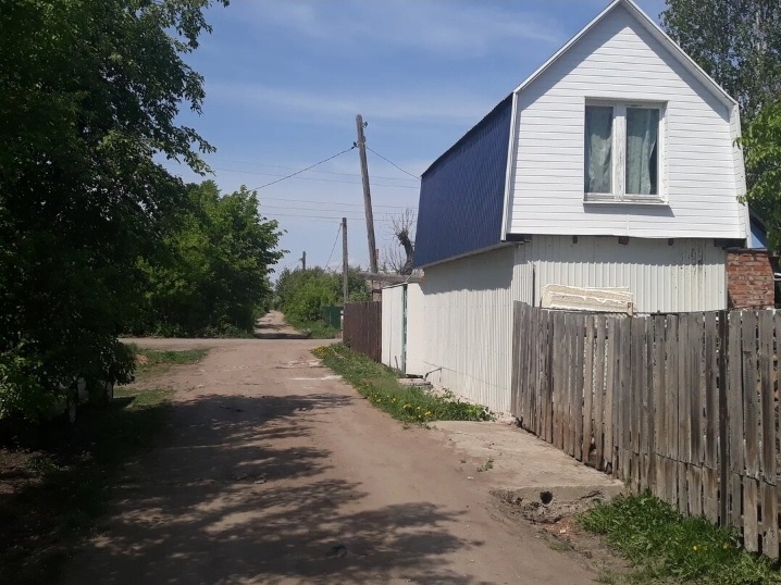 Фото садового домика со стороны аллеи СНТ. Таким он был в 2021 году.