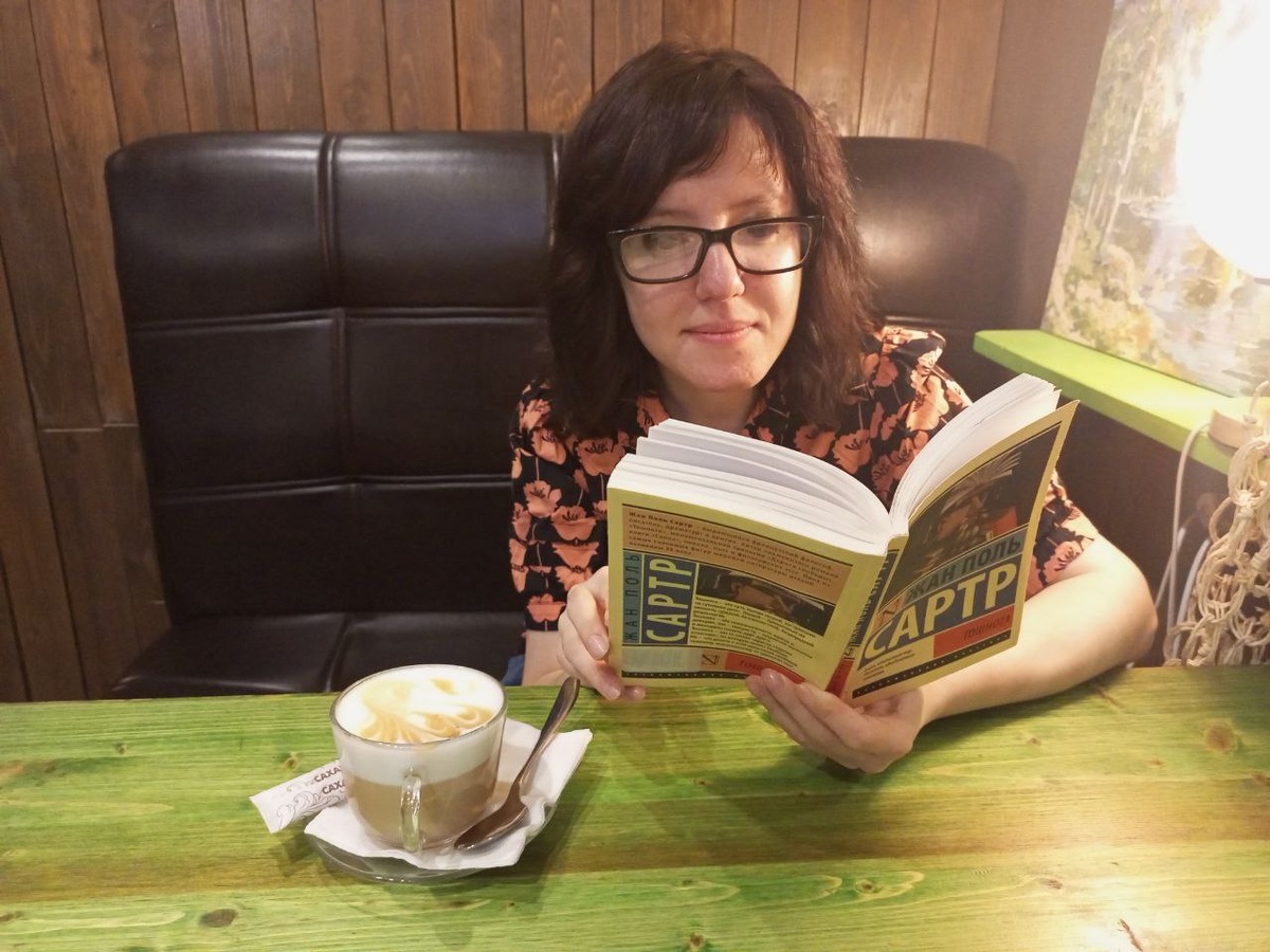 Роман Сартра "Тошнота" идеально подходит для чтения в кафе. Тем более что главный герой периодически проводит здесь время, размышляя о смысле жизни. 