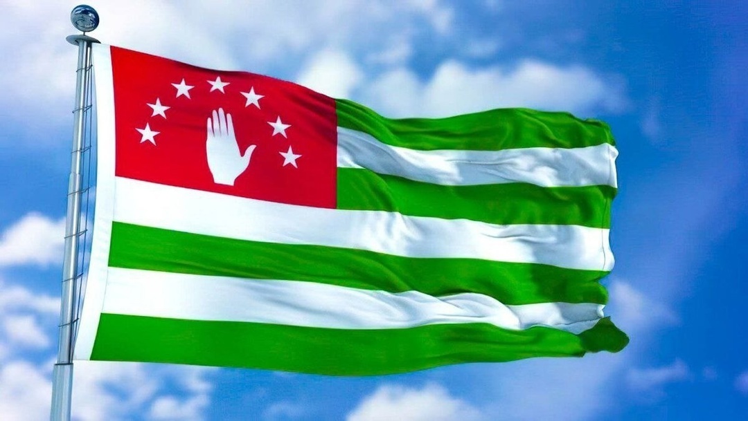 Государственный флаг Республики Абхазия — официальный государственный символ Республики Абхазия. Представляет собой прямоугольное полотнище. По его длине расположены семь чередующихся равных по ширине полос зелёного и белого цветов, из них четыре зелёных и три белых. Полосы начинаются с верхнего ряда, первая полоса зелёного цвета.