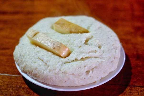 Абыста (также известна как мамалыга) — пресная каша из кукурузной муки, крупы и воды, которую готовят без добавления соли. 