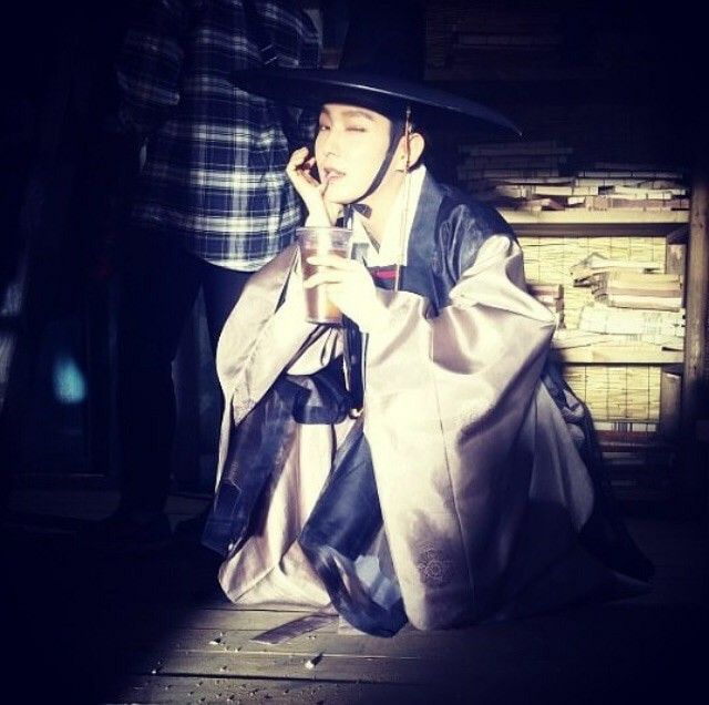 У Ли Джун Ги нет «нейтральных» костюмов — каждая складочка работает на роль.