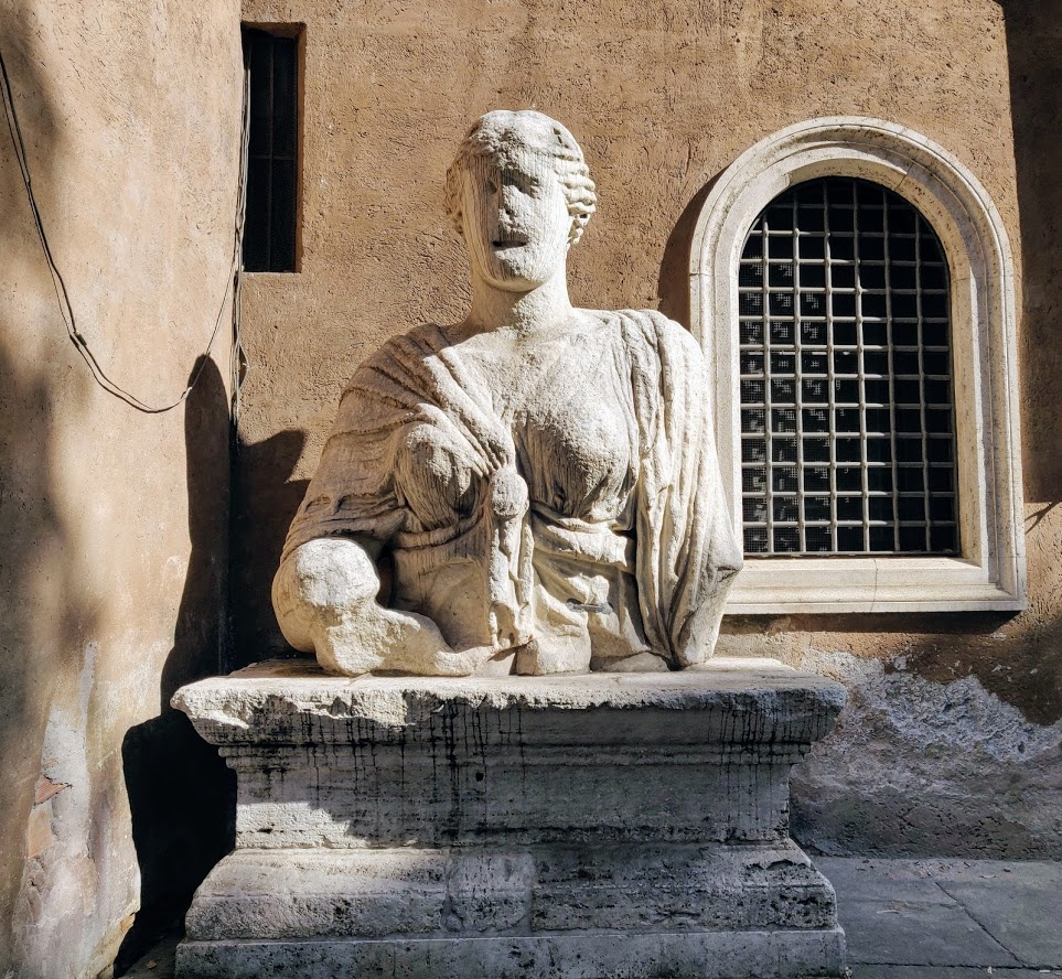 Статуя, которая предположительно изображает Лукрецию