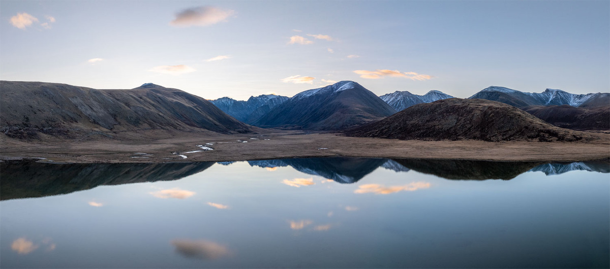 Отражение гор хребта Чихачева в водах Киндыктыкуль.