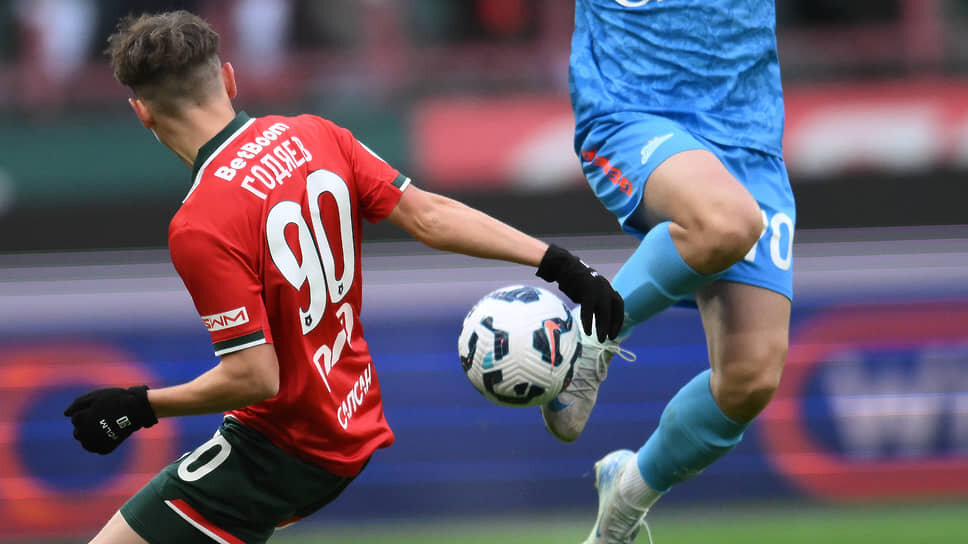 Игрок команды «Локомотив» Данила Годяев (слева) и футболист «Зенита» Огнен Мимович.📷Фото: Иван Водопьянов / Коммерсантъ