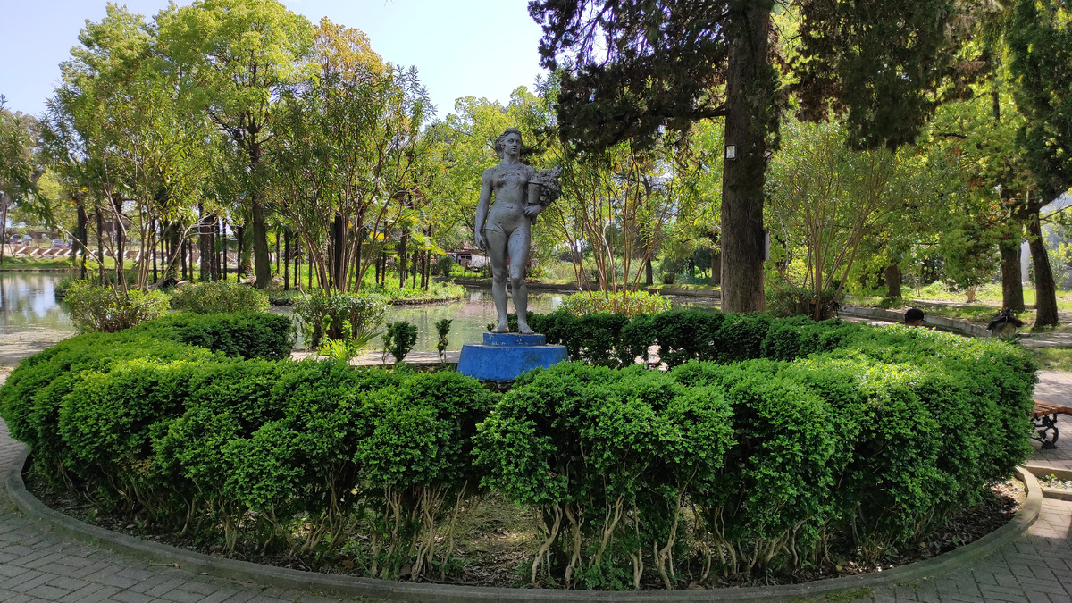 Скульптура в Сухуме. Фото: Кирилл Полиенко/Polienko: путешествуем вдвоём