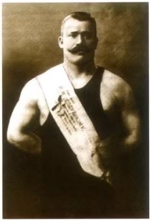 С 1903 года Иван Максимович являлся одним из самых популярных борцов Европы во французском (греко-римском) стиле. Он стал чемпионом мира по борьбе в Париже 1905—1908 годов. Карьера борца Поддубного продолжалась более 40 лет. Фото: russian7.ru
