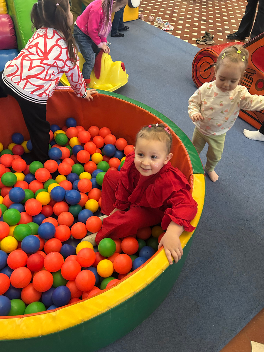 Бесятник в игровой зоне. Это идеально, чтобы приехать заранее и ребёнок не заскучал. 