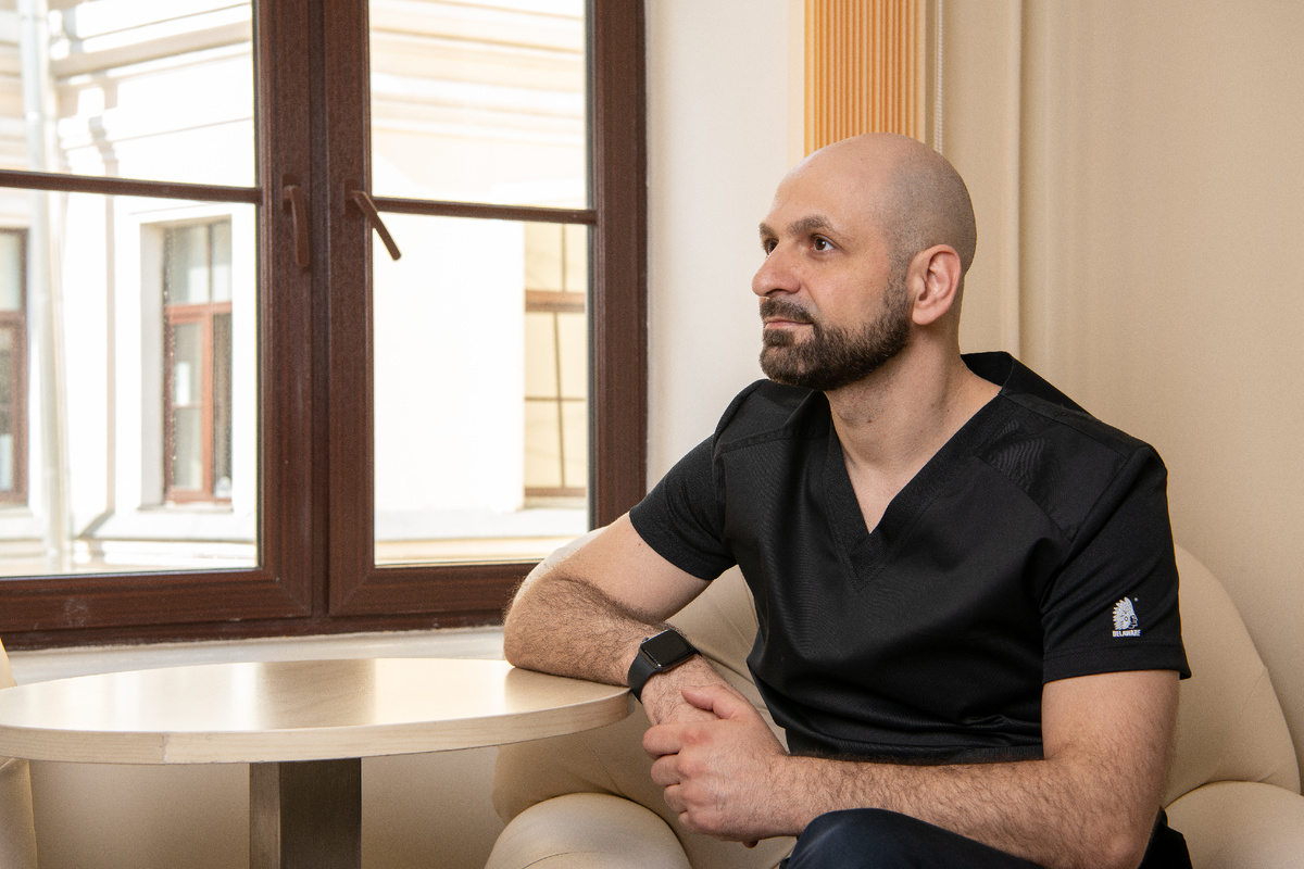 На фото пластический хирург Ваагн Азизян