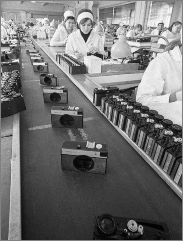 Фото из инета :: конвейер по сборки камер Смена-8М.