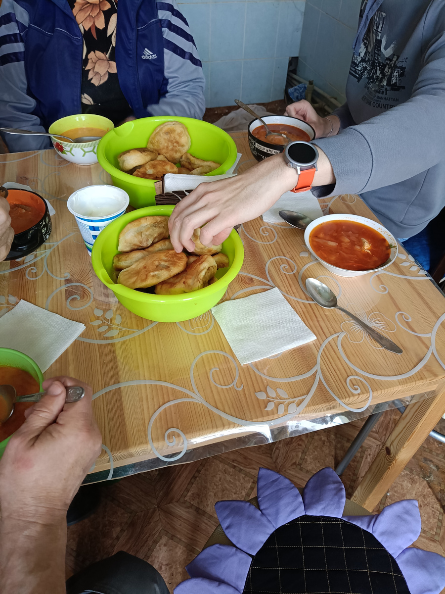 Бабушка с дедушкой и внучок уже приступили))