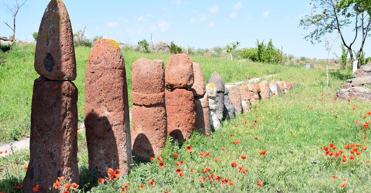 Источник фото: https://ru.pinterest.com/pin/vishap-stones-at-metsamor-armenia--588704982535109007/