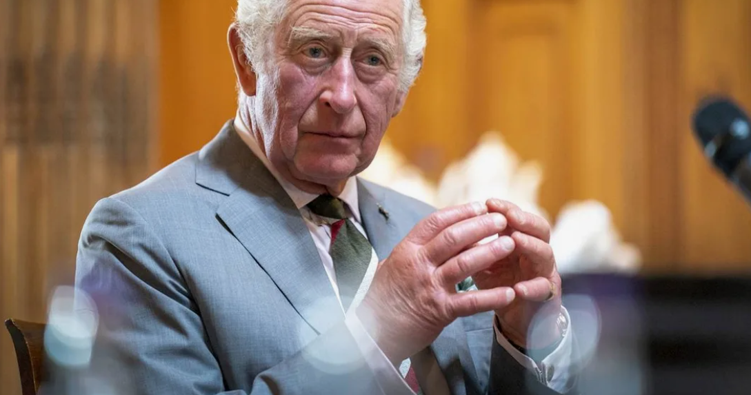 Опухшие пальцы короля Карла III. Странные на вид пальцы вызывают всё больше вопросов, но этому есть объяснение