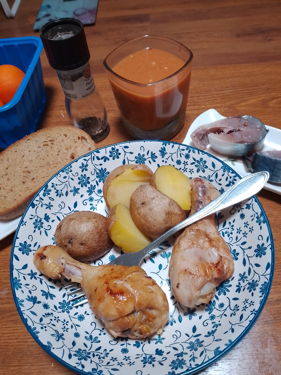 Вот такой у меня ужин был. Не хиленько. Мама смузи овощной сделала. Вкусно оказалось. Сельдерей,помидор, и даже авокадо, цвет конечно не айс. Я ещё попросила