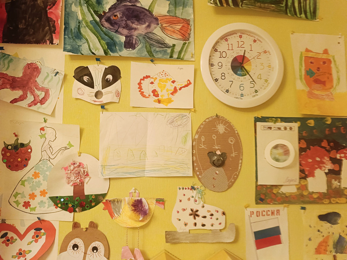 Часть нашей стены творчества. Как видите, места уже нет, так что периодически приходится старые поделки убирать