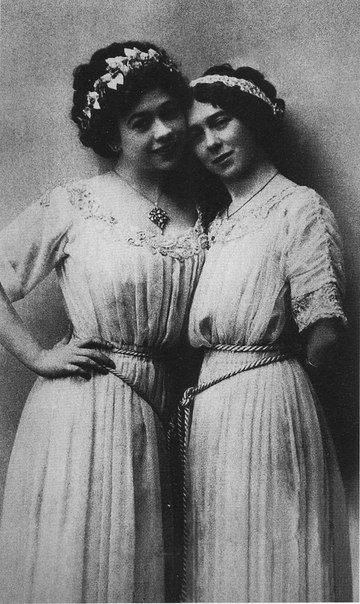 Антонина Рафаиловна Нестеровская на фото слева. Фото из интернета