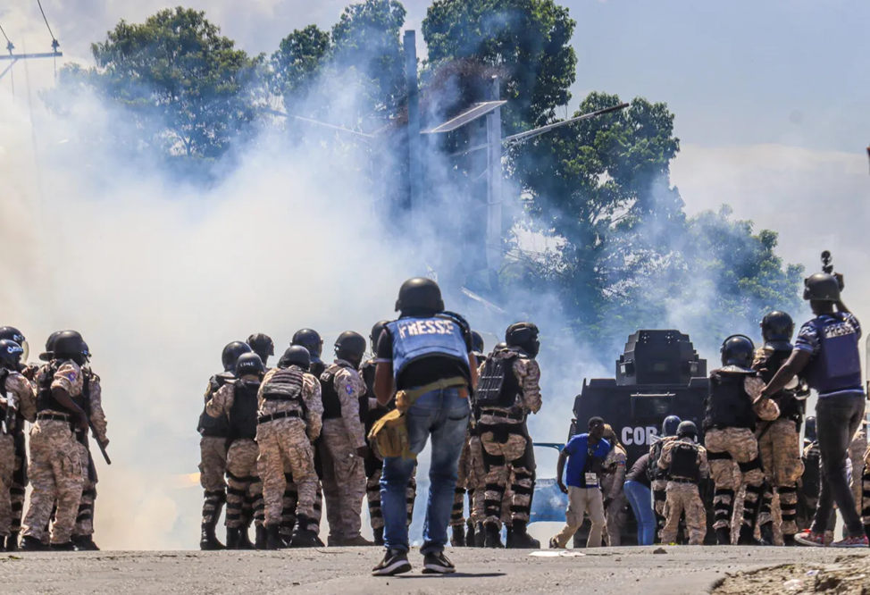 ...но своими действиями не дают полиции бороться с бандами.
