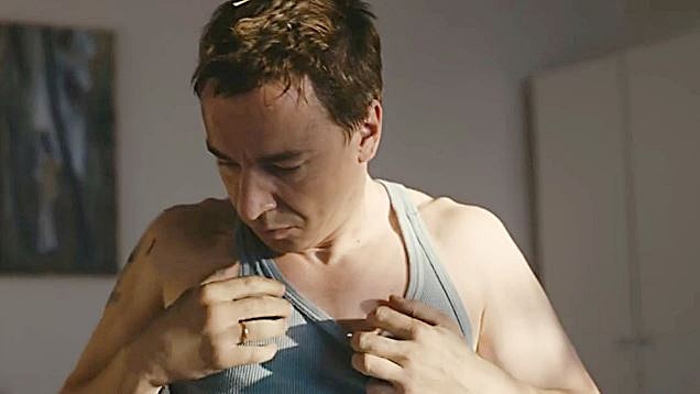 Демидов обнаруживает грязь на своем теле в сериале «Тайга»