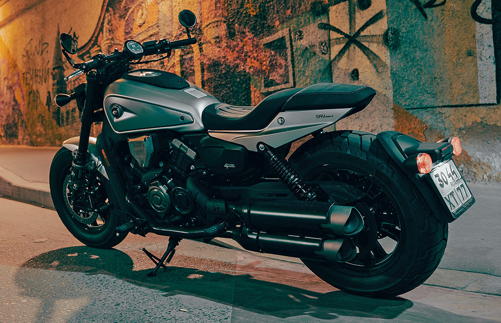 Силуэт близок к безупречному, несмотря на отдельные контрастирующие детали.